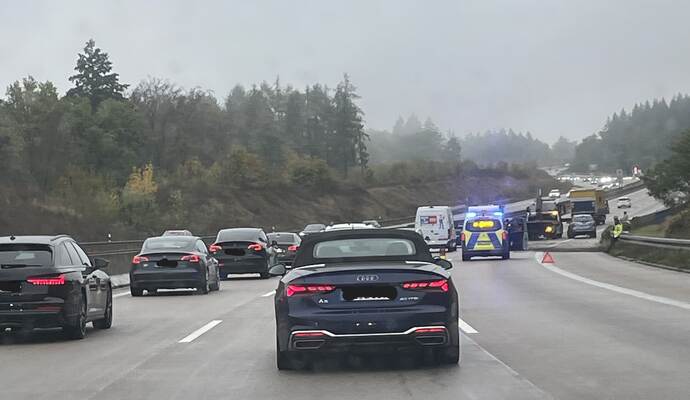 Auf der A8 in Fahrtrichtung Stuttgart hat sich vor der Anschlussstelle Pforzheim-West ein Unfall ereignet.