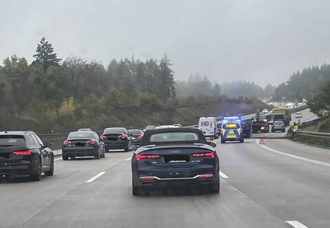 Auf der A8 in Fahrtrichtung Stuttgart hat sich vor der Anschlussstelle Pforzheim-West ein Unfall ereignet.