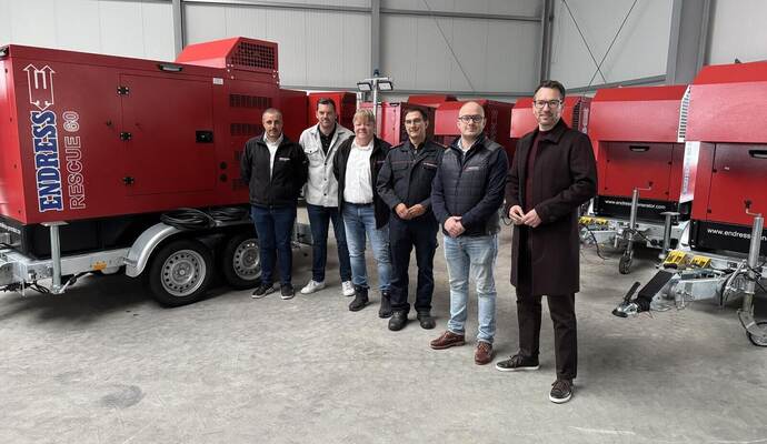 Bei der Übergabe der neuen Stromerzeuger: (von links) Angelo Rosso und Björn Müller (beide Endress GmbH), Steffen Mross (Bastian Feuerwehrtechnik), Feuerwehrkommandant Holger Fuhr, Lorenz Bastian (Bastian Feuerwehrtechnik) und Bürgermeister Björn Kornmüller.