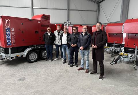 Bei der Übergabe der neuen Stromerzeuger: (von links) Angelo Rosso und Björn Müller (beide Endress GmbH), Steffen Mross (Bastian Feuerwehrtechnik), Feuerwehrkommandant Holger Fuhr, Lorenz Bastian (Bastian Feuerwehrtechnik) und Bürgermeister Björn Kornmüller.