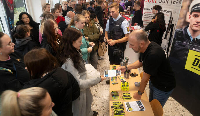 Ein großer Andrang herrscht bei der Aus- und Weiterbildungsbörse am Stand der Polizei.
