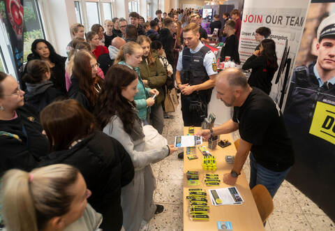 Ein großer Andrang herrscht bei der Aus- und Weiterbildungsbörse am Stand der Polizei.