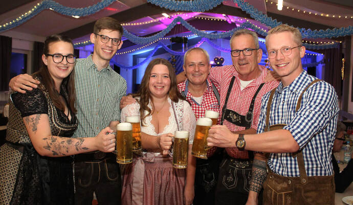 Gute Stimmung herrscht bei der Oktobergaudi des Mühlacker Musikvereins am Samstag bei Lisa Wallinger (von links), Paul Rapp, Lara Schuster, Markus Rößle, Bernd Pföhler und Vorsitzendem Paul Renner.