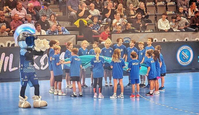 Feuern in der Porsche-Arena an: Die kleinen Handballer aus Ispringen.
