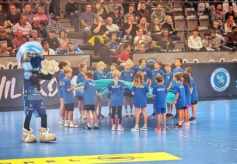 Feuern in der Porsche-Arena an: Die kleinen Handballer aus Ispringen.