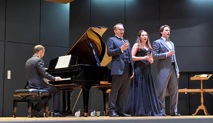 An der Seite des international gefeierten Tenors Daniel Behle singen die Sopranistin Aleksandra Domashchuk und der Bariton Ljubomir Milanovic.