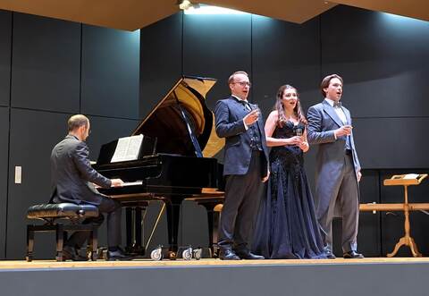 An der Seite des international gefeierten Tenors Daniel Behle singen die Sopranistin Aleksandra Domashchuk und der Bariton Ljubomir Milanovic.