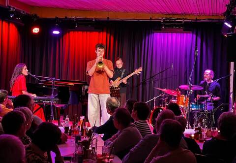 Jazzabend der Extraklasse: Alma Naidu (Klavier und Gesang), Gaststar Jakob Bänsch (Trompete), Susi Lotter (E-Bass) und Florian Stierstorfer (Schlagzeug, von links) eröffnen die Mühlhausener Musiktage.