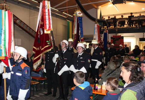 Viele Fahnenabordnungen feiern mit der Gesamtfeuerwehr Bad Wildbad deren „goldenes“ 50-Jahr-Jubiläum. Hier ein Blick ins Feuerwehrgerätehaus Aichelberg.