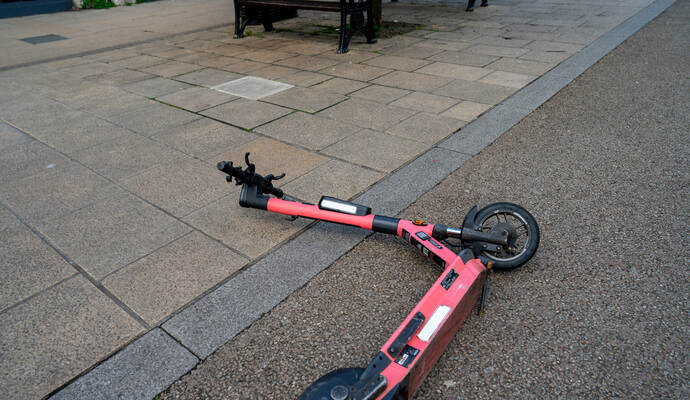 Ein 61-Jähriger ist mit einem E-Scooter gestürzt und hat sich dabei schwer verletzt.