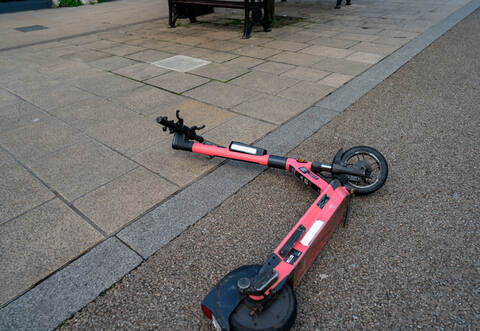 Ein 61-Jähriger ist mit einem E-Scooter gestürzt und hat sich dabei schwer verletzt.