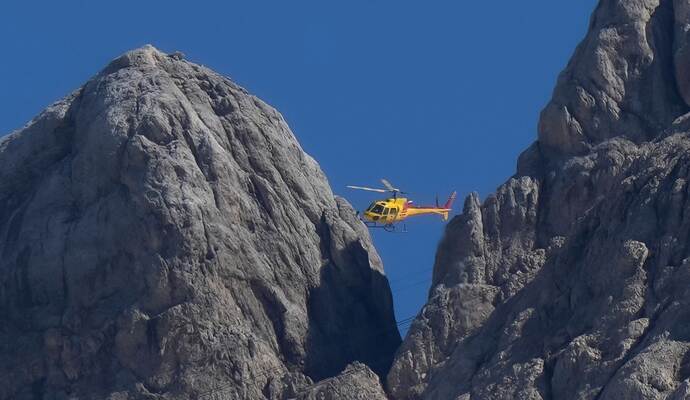 Hubschrauber in italienischen Alpen