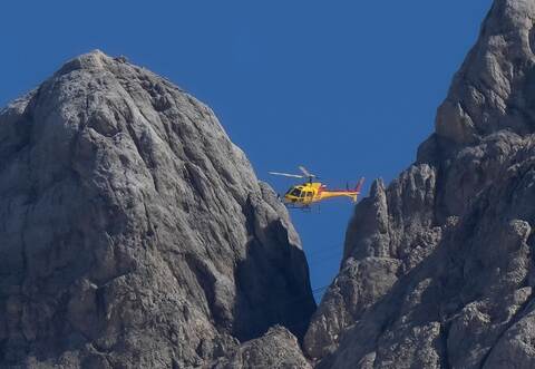 Hubschrauber in italienischen Alpen