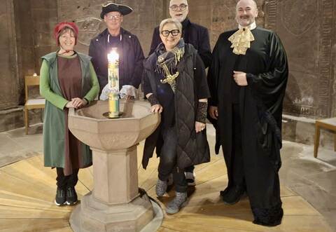 Andrea Pfrommer, Uwe Didio, Gerhard Baral, Heike Reisner-Baral und Udo Schlittenhardt (von links) bei der Erlebnistour in der Schloßkirche.