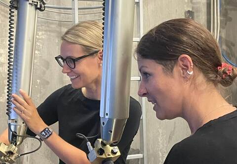 Die Richterin am Übungsstand für die nukleartechnische Fernhantierung der KTE.