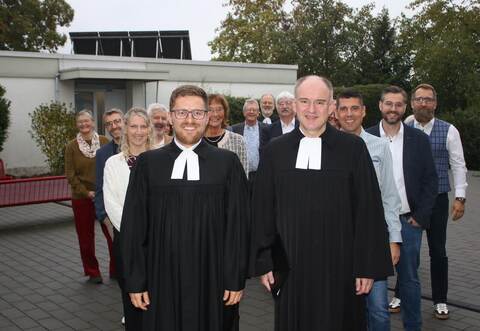 Einzug in die neue Gemeinde: Pfarrer Lukas Best (vorne links) zog am Sonntagabend zusammen mit Dekan Christoph Glimpel (rechts) und dem Kirchengemeinderat in die Christuskirche ein, wo ihn die evangelische Kirchengemeinde Remchingen als neuen Prediger begrüßte.