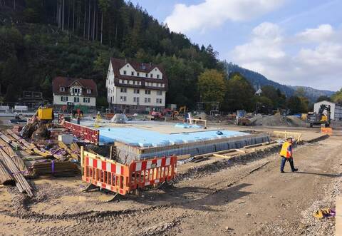 Wo einst am nördlichen Stadteingang der Stadt Calw ein Zementwerk stand, entsteht derzeit für rund 39 Millionen Euro ein Neubau für die Polizei. Die Fertigstellung ist für 2029 geplant. Im Neubau sollen künftig 200 Polizeimitarbeiterinnen und -Mitarbeiter einen neuen Arbeitsplatz beziehen können.Ralf Recklies