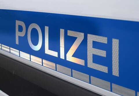 Der Polizei-Schriftzug auf einem Einsatzwagen.