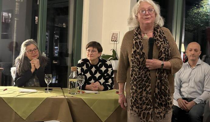 Über alte Zeiten mit der Familie Scheer berichtete in Bad Wildbad Hildegard Walleczek (stehend). Sitzend von links: Nina Scheer und Saskia Esken.