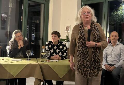 Über alte Zeiten mit der Familie Scheer berichtete in Bad Wildbad Hildegard Walleczek (stehend). Sitzend von links: Nina Scheer und Saskia Esken.
