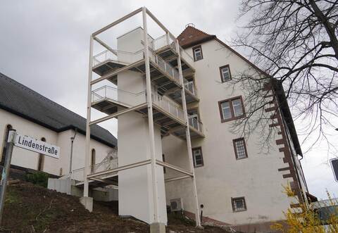 In einem Turm neben dem Ersinger Bürgerhaus sind der zweite Rettungsweg und ein barrierefreier Zugang entstanden. Dafür gab es Mittel aus dem Landessanierungsprogramm. Nico Roller