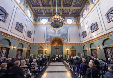 Groß ist die Anteilnahme in der Aussegnungshalle des Hauptfriedhofs, als Sohn Holger Steinle zu den Trauergästen spricht.