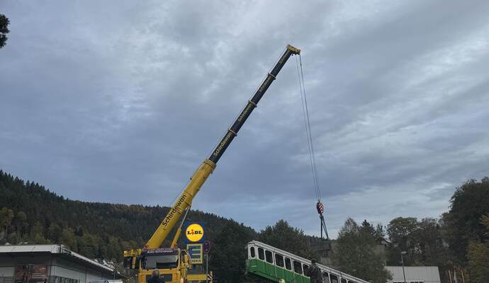 Gleich ist er weg: Der alte Bergbahnwaggon in Bad Wildbad wird entsorgt. Dafür ist ein großer Kran im Einsatz. Stadtverwaltung