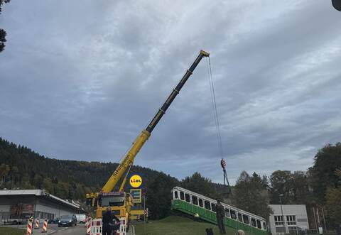 Gleich ist er weg: Der alte Bergbahnwaggon in Bad Wildbad wird entsorgt. Dafür ist ein großer Kran im Einsatz. Stadtverwaltung