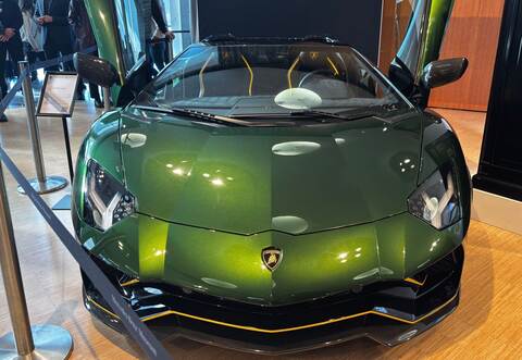 Justiz-Versteigerung von Luxus-Autos und Uhren