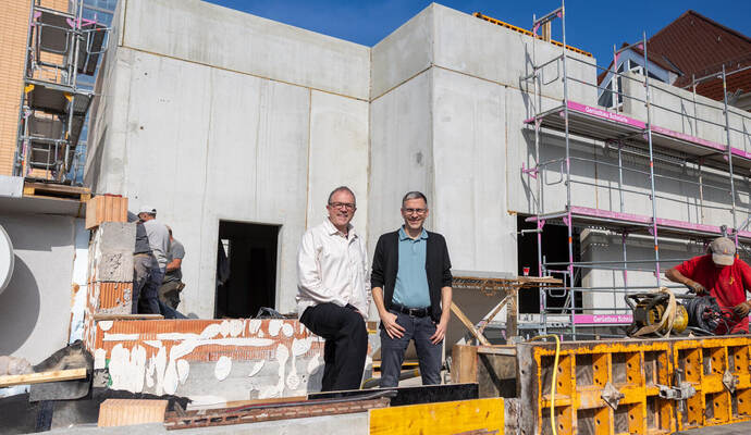 Die Stadtmission schafft neue Begegnungsräume, eine KIta und einen Spieleturm: Der Rohbau verbindet die Sachsenstraße 30 und 32 miteinander. Dirk Günkel (links) und Thorsten Fix sind auf ehrenamtliche Hilfe und Spenden angewiesen, um das Vorhaben zu stemmen.