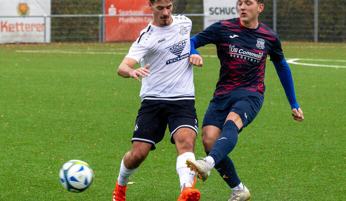 Stefan Riegel (rechts) trifft zum 1:0 gegen den 1. FC Ersingen II mit Tim Luff.