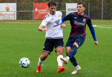 Stefan Riegel (rechts) trifft zum 1:0 gegen den 1. FC Ersingen II mit Tim Luff.