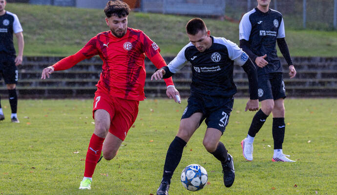 Durch seinen frühen Treffer zum 1:0 leitet Okan Unat (links), den Birkenfelder Sieg gegen Marvin Görnig (rechts) und den 1. FC Kieselbronn ein.
