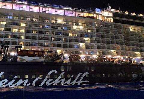 Kreuzfahrtschiff stößt mit Containerschiff zusammen