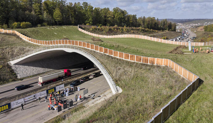 Grünbrücke Hagenschieß über die Autobahn A8 bei Niefern