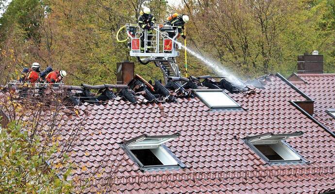 Trotz starken Windes können die Feuerwehrleute Schlimmeresverhindern. Jürgen Schleeh