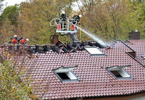 Trotz starken Windes können die Feuerwehrleute Schlimmeresverhindern. Jürgen Schleeh