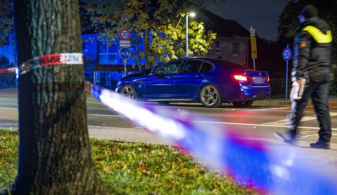 Auto fährt in Menschengruppe in Neustadt am Rübenberge