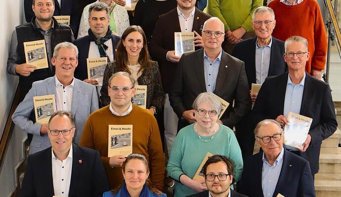 Autoren und Autorinnen mit Förderern präsentieren im Schömberger Kurhaus das neue Jahrbuch „Einst-&-Heute“ des Landkreises Calw.Georg Kost