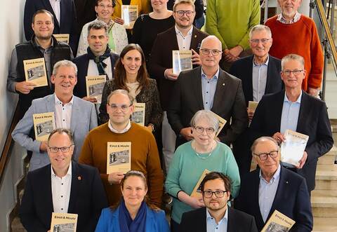 Autoren und Autorinnen mit Förderern präsentieren im Schömberger Kurhaus das neue Jahrbuch „Einst-&-Heute“ des Landkreises Calw.Georg Kost