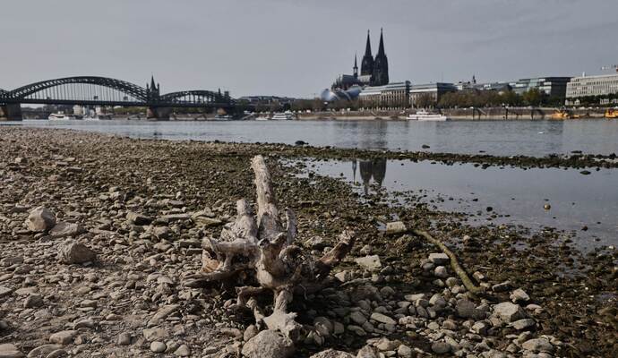 Niedrigwasser am Rhein in Köln