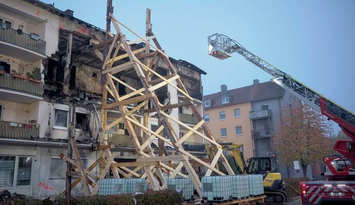Nach der Explosion und einem Brand in einem Regensburger Wohnhaus