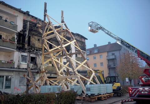 Nach der Explosion und einem Brand in einem Regensburger Wohnhaus