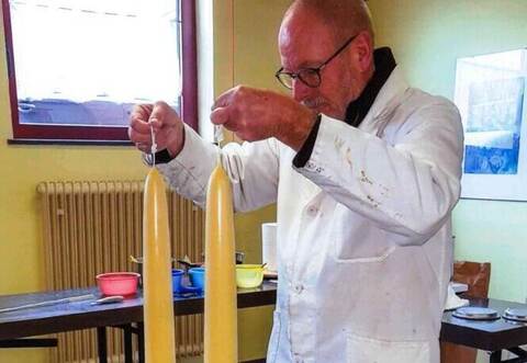 Roland Ganninger von der Kerzenküche zeigt, wie es richtig geht.