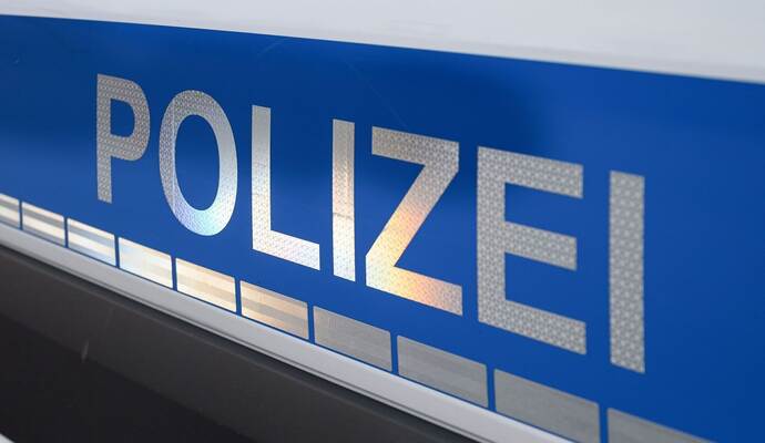 Der Polizei-Schriftzug auf einem Einsatzwagen.