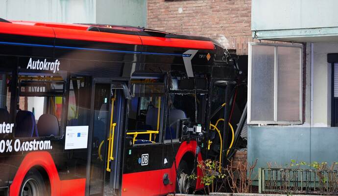 Schulbus mit 20 Kindern fährt in Hauswand