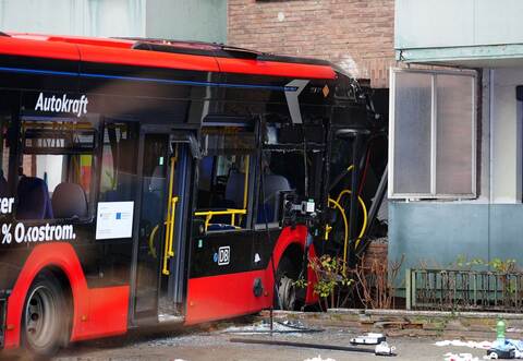 Schulbus mit 20 Kindern fährt in Hauswand
