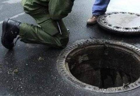 Wer Schachtdeckel entfernt oder nicht richtig auflegt, nimmt Unfälle in Kauf.
