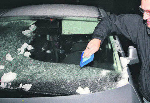 Stefan Frank musste am Sonntag in Langenbrand seine Autoscheibe vom Schnee befreien. Im Hochschwarzwald sorgten die Schneef&auml;lle f&uuml;r ein Verkehrschaos, mehrere Stra&szlig;en wurden gesperrt.
