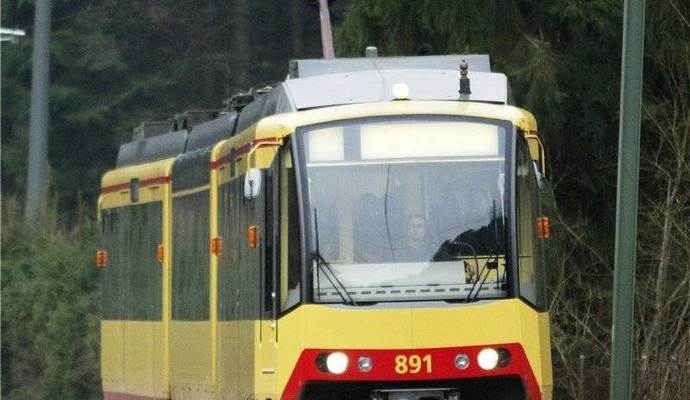 Wegen vereisten Fahrleitungen verkehrt die Stadtbahn nach Ittersbach vorerst nicht. Wegen vereisten Fahrleitungen verkehrt die Stadtbahn nach Ittersbach vorerst nicht.